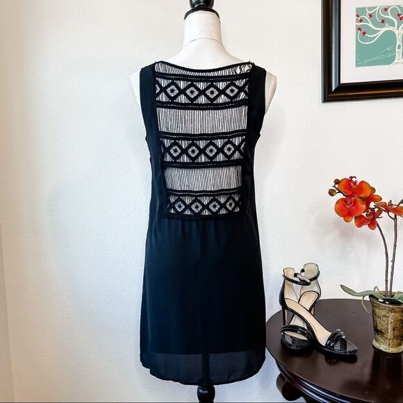🍋 Sage • Sleeveless V-Neck Black Sack Dress w/Crochet Back Detail - Picture 1 of 8